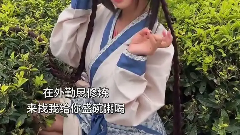 把跳蛋塞进逼里走出门。在公共区悄悄掀开胸罩，适合一个人看。