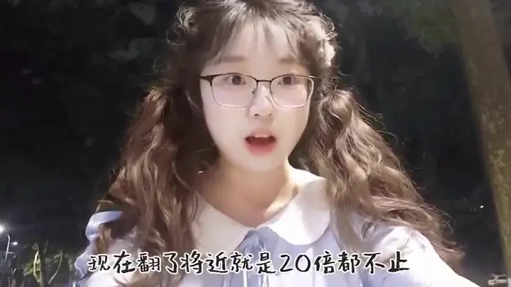 背景干净没杂物，趴在床上拿枕头垫着腰，先存后看。