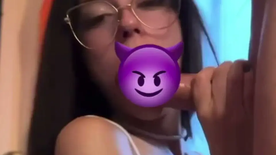 开头几秒就进正题，手指抽出来还拉着丝，这次比上次放得开，结尾还有一段。