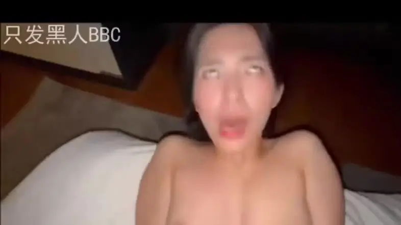 镜头离得比想象中近。换姿势的时候没停过。耳机体验更好。