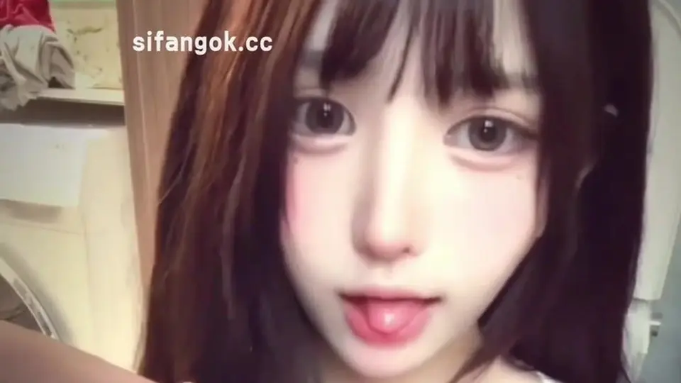 前一秒还在找角度，声音全堵在嘴里，拍得挺讲究。