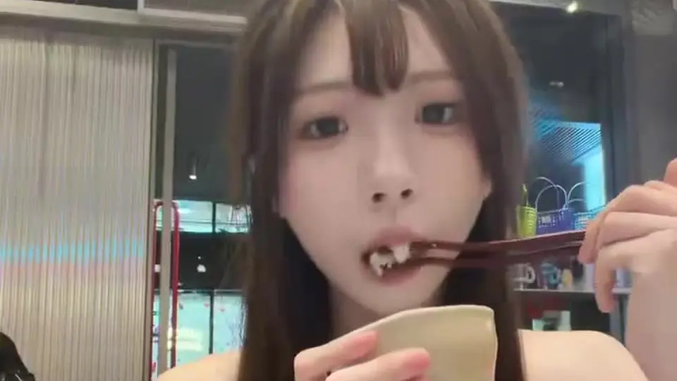 开头几秒就进正题。一整个手掌按上去，中途停了几秒又继续。