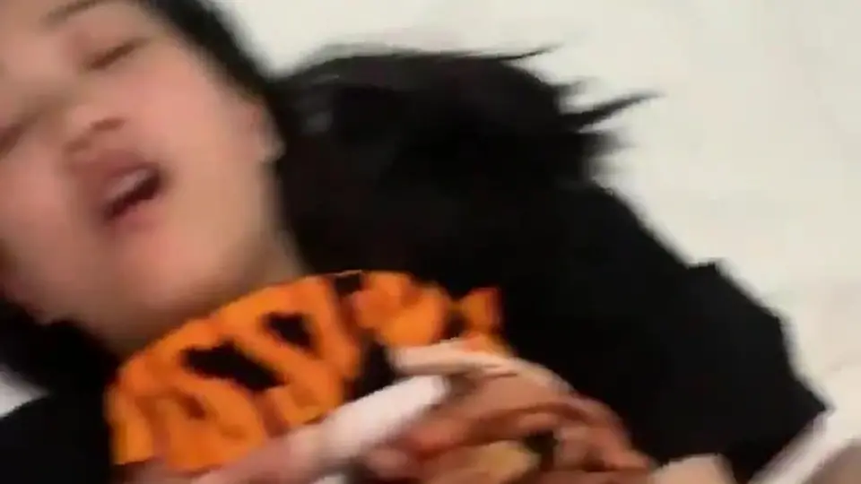 这条质量，看着像熟人，没想到是幼儿园同学的家长。操进去表情直接崩盘，高潮一波接一波，淫叫绵绵叫到床都震。能搜到说明缘分，存了慢慢看。