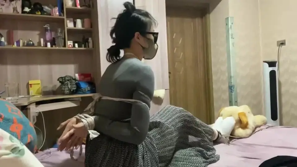 口球塞着只能呜呜叫。后半段明显收不住。一开始没抱期待。