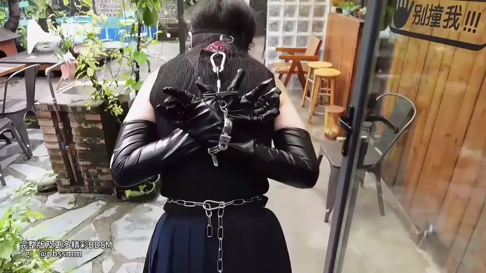 超短裙柳钉高跟鞋锁脚镣，后手反拷口球撑开直流口水。骚逼塞进强力电动阳具震动不停，屁眼插超粗肛塞链子拖地。全程6分半，从嘴到穴到屁眼全被填满，想动都动不了。