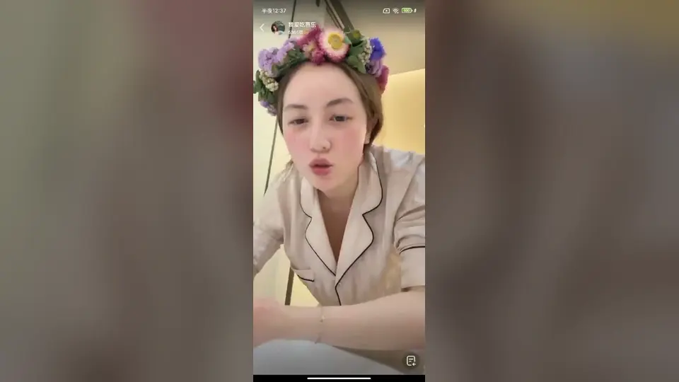 镜头怼近了拍她黑黑的乳头，颜色深得明显，一看就是天生那种。她用手捏着揉了两下，奶头立起来更显眼。短短6秒，就盯着看，够味。