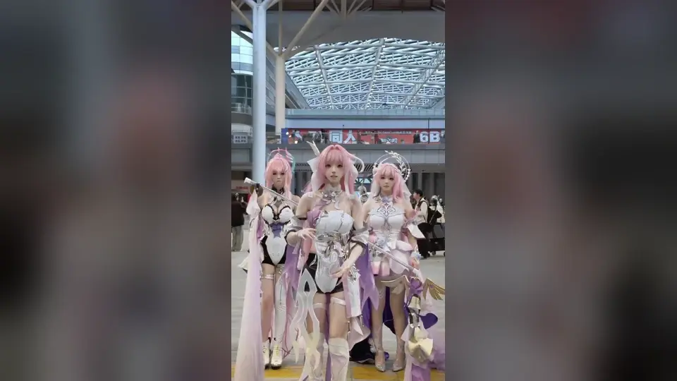 12秒短篇，妹子穿着cos服装站那儿不动，镜头固定，画面干净。cp32标签说明是角色扮演类，虽然短但信息集中，适合截图翻细节。