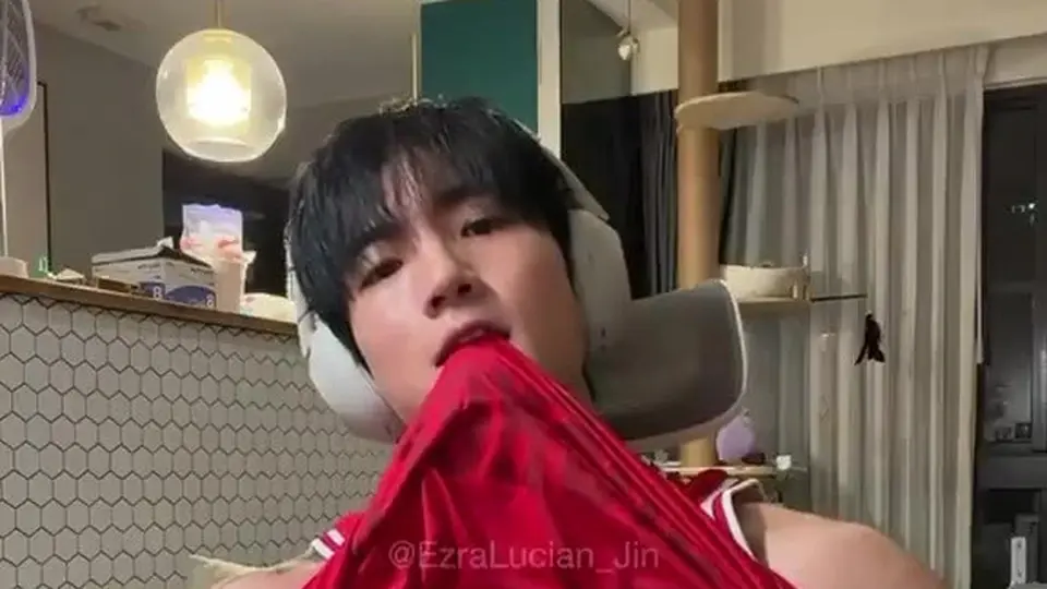 这条刷到的腹肌男菩萨，直接裸上身大方展示，胸肌腹肌线条清晰，灯光下轮廓分明。镜头从正面到侧面，他自然站着，表情放松不刻意。存了当壁纸，身材值得多看几眼。