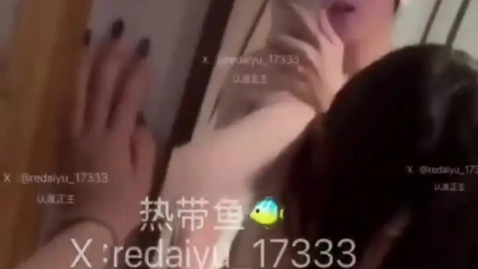 故事是这样，妹子头一回和陌生人做爱，开始扭捏害羞得不行，结果大屌一插进去，直接爽得浑身发抖，彻底放飞成了骚货。前后反差看得人走神，这种实拍质感值这分钟。