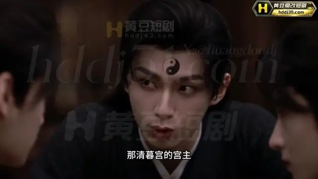 黄豆原创AI短剧第三集，神女容嘉静跪坐床沿，古装半褪露出香肩，低头含弄仙根，动作生涩但眼神迷离。镜头推近特写唇舌缠绕，水声啧啧。这段古风口戏质感在线，59秒短而精，存了慢慢品。