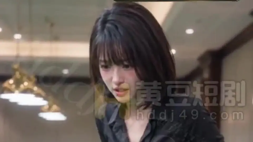 台球桌边虎哥给撑腰，她跪着低头含住鸡吧，舌绕龟头来回舔，口水拉丝滴到地板。短裙下屁股翘起，虎哥抓着她头发往里顶，喉咙被撑满还浪叫。