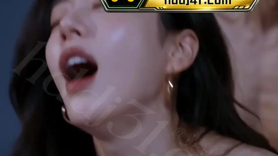 深夜医院值班室，小护士以为跳段脱衣舞就能让保安放过自己。大奶子一甩一甩，奶头在护士服下若隐若现，她边扭边盯着保安，眼神又怕又浪，结果越跳越深，把自己送进更暗的深渊。