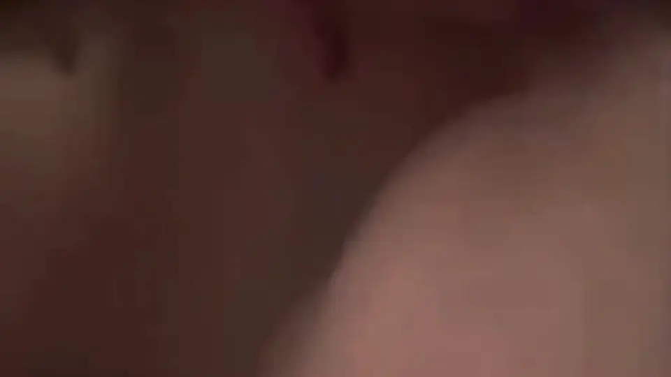 她对着镜头全裸展示，手指在嫩穴上慢慢摸，眼神又乖又骚。那种submissive的气质压不住，33秒自拍，看着像egirl网红，实则是个听话的小骚货。