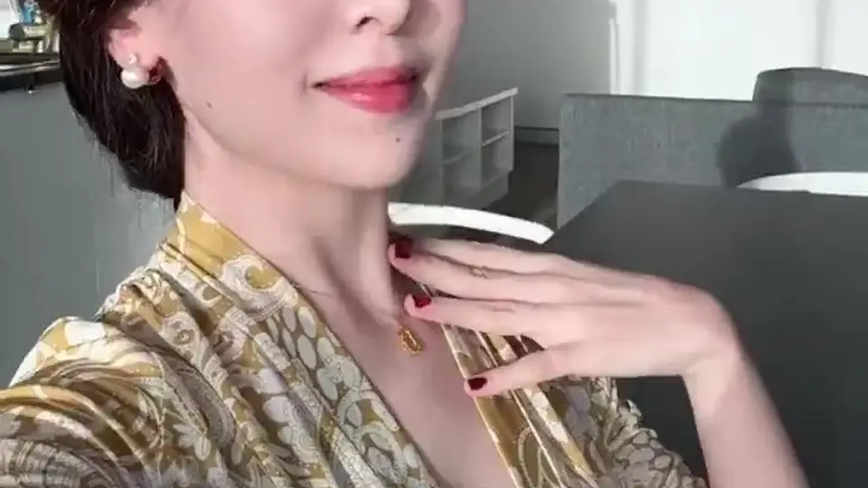 她说自己已婚微寡，第一次翻墙发正面露脸自拍。镜头前素颜出镜，那种紧张又带着期待的眼神，比刻意摆拍真实太多。15秒短却戳人，存到本地慢慢翻。