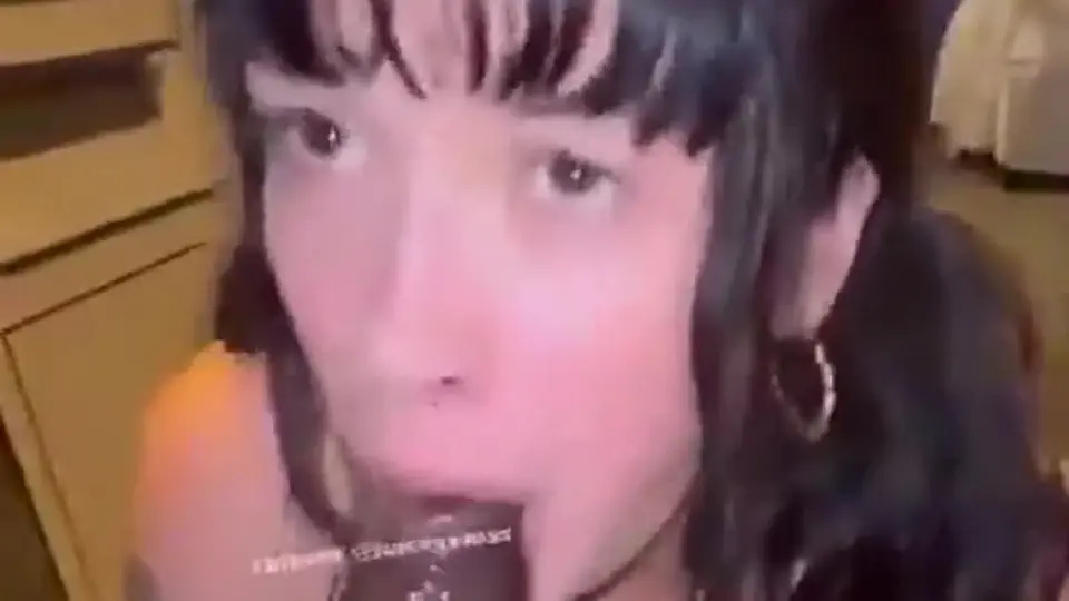 前一秒还在找角度，指腹绕着圈慢慢按，一个镜头都没跳。