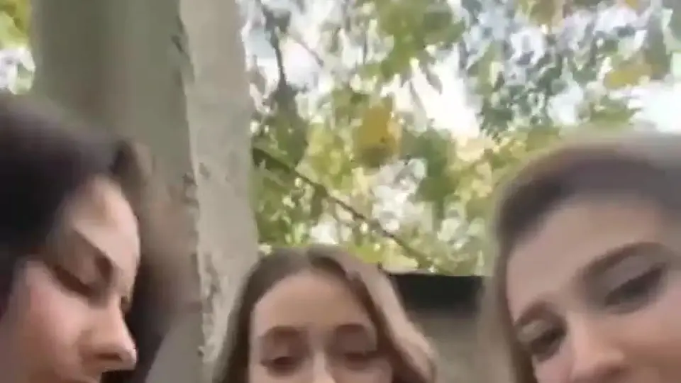 封面静止，点开是音频。少女的呼吸声从耳机里慢慢渗进来，节奏轻缓，像贴着耳朵在低语。9秒纯声控，适合夜深闭眼慢慢听，呼吸声比画面更带感。