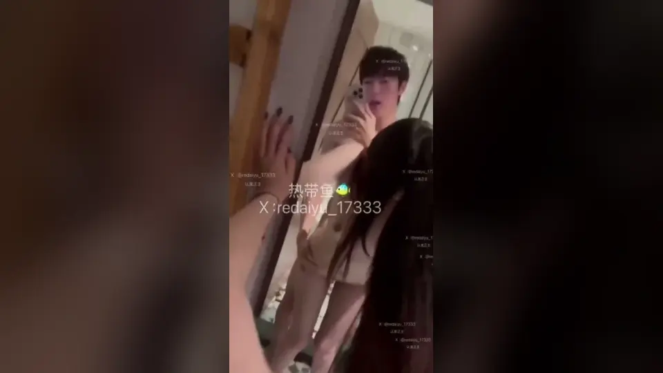 反而是开头最克制。手放在对方背上没松。适合一个人看。