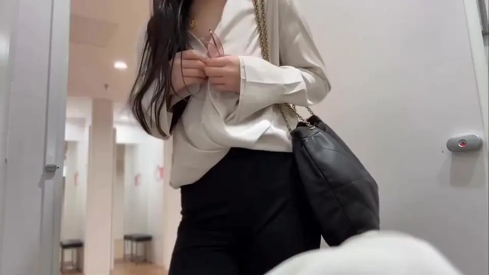 她直言半单身状态，喜欢礼貌的，互相取悦满足就好。不搞道德绑架，只求一段舒服的关系。画面里这位少妇气质成熟，话不多但态度直接，适合喜欢坦诚交流的人。