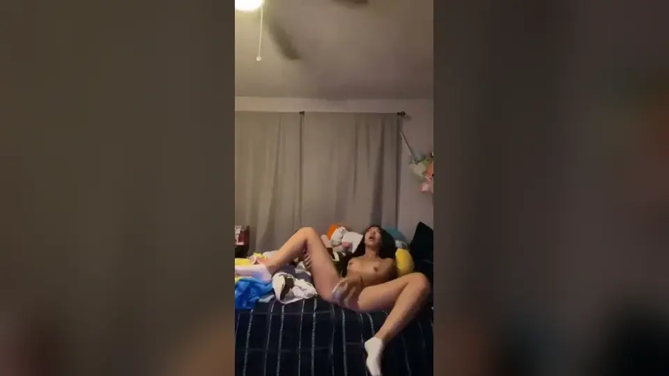 妹子发来一段说要惊喜，等着看反应。镜头对着自己，表情带点调皮，还没开始动作气氛就到位了。这种预告式挑逗，比正片还勾人。