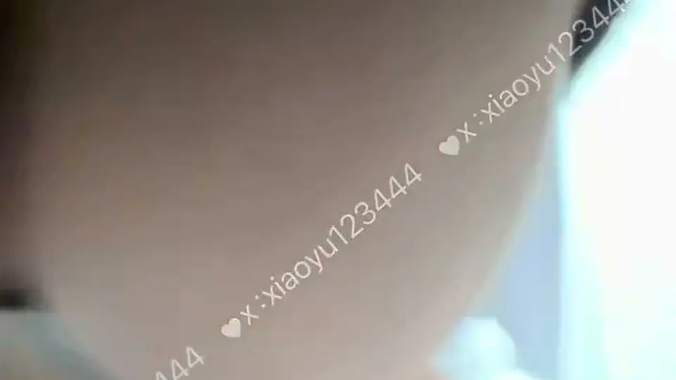 背景里有台没关的风扇，腰跟着手上的速度抬，三根手指并着往里塞，比起量更看质。
