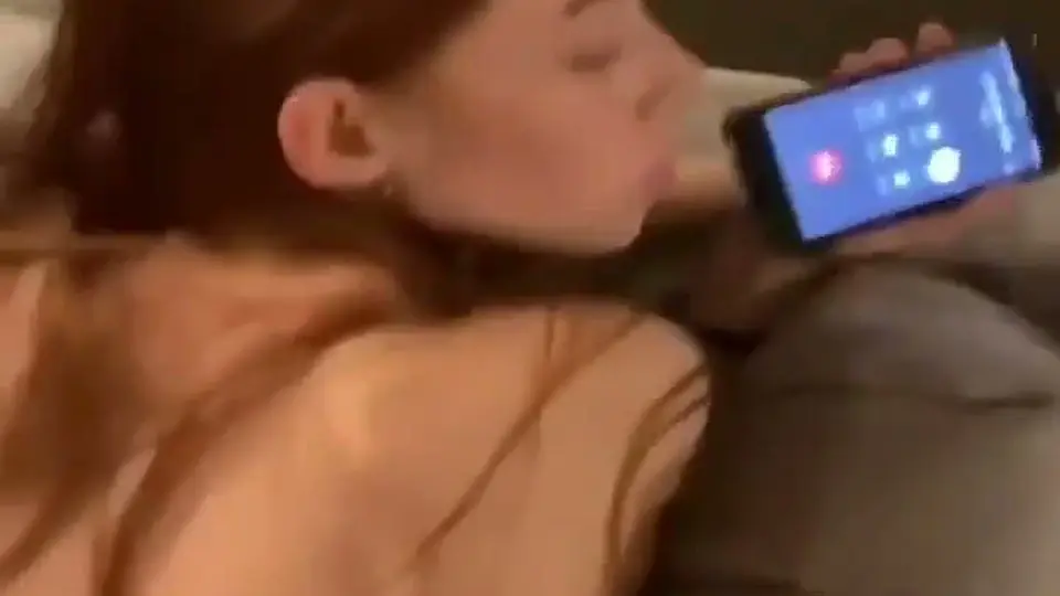 她一边和男友通话一边让BBC从后面进入。镜头里臀浪撞得手机都拿不稳，嘴里还假装没事。这种背叛感拍得真到位，小骚话夹在呼吸里听得人受不了。