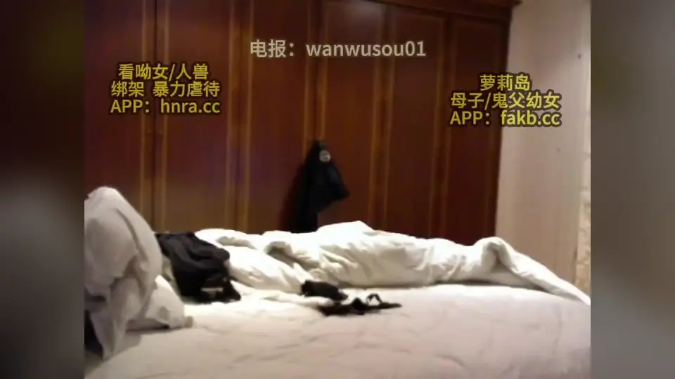 画面里这位妹子站姿全裸，镜头从正面扫过全身，表情带着一丝无奈。灯光打在皮肤上，细节一览无余。这种真实感比摆拍带劲，能搜到说明缘分。