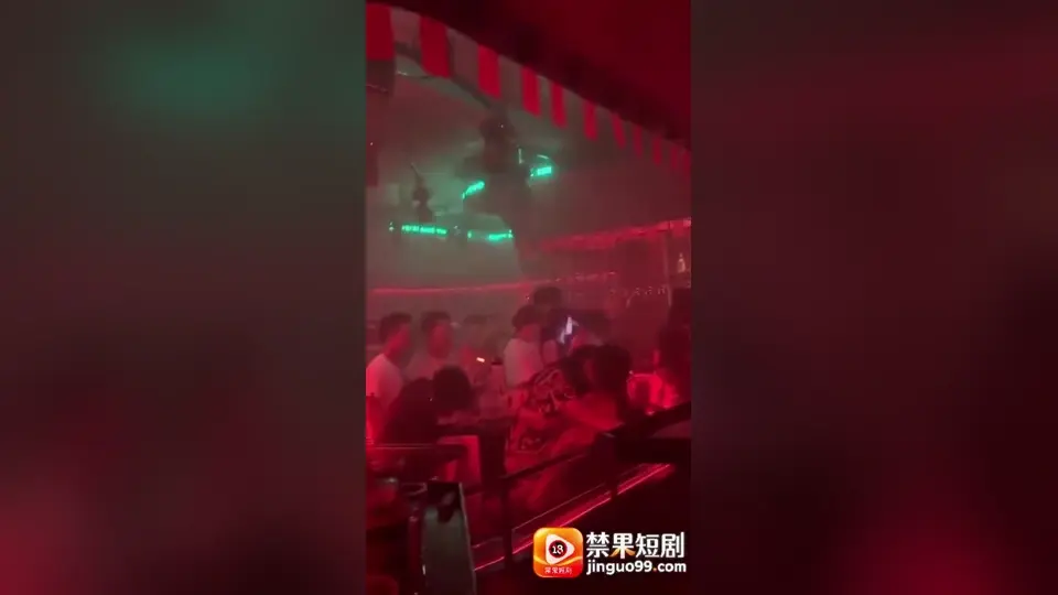 看到她直接在酒吧里跨上去骑，周围一堆人盯着也不在乎。灯红酒绿下节奏自己带，那种饥不择食的劲儿看着就带感。