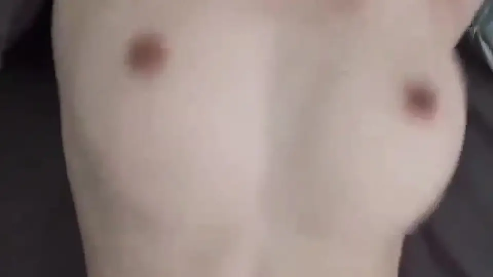 她老公放着这么极品的不操，饥渴到叫人来家里干。无套直接插，一操就喷水，纸尿垫根本挡不住，高潮水把床单又浸湿一大片。这水量太夸张，看一次记一次。