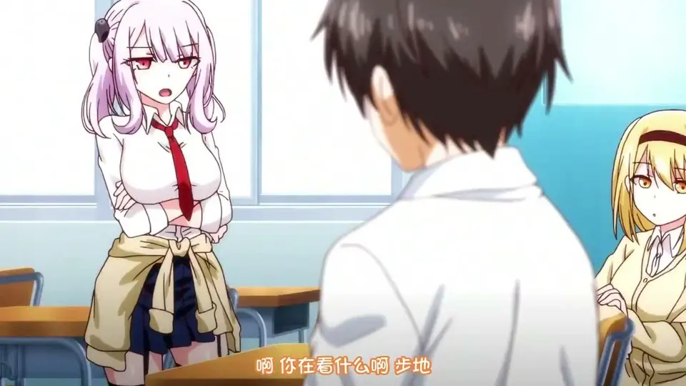刷到这段教室里的自拍，制服妹坐在课桌边，腿分得大开，手里拿着自慰套慢慢套弄。镜头拉得近，能看到光滑的嫩穴，表情从紧张到放松，全程没停。这种偷偷来的感觉比正经片子还勾人。
