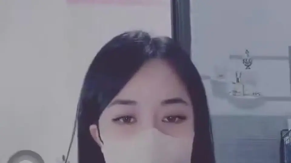 灯光从侧面打过来，她双腿敞得开，手指在粉穴里来回探。没毛的白虎嫩得像刚发育，自摸时喘得又急又压抑。这种素人自拍比摆拍真实太多，值得存档。