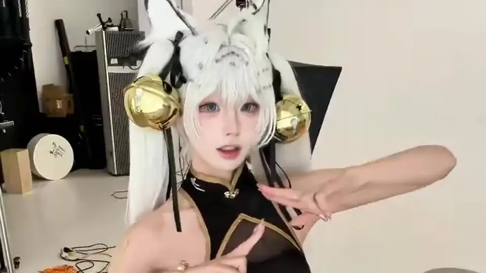道具配合到位。扮演完还不忘还原表情，留个档。