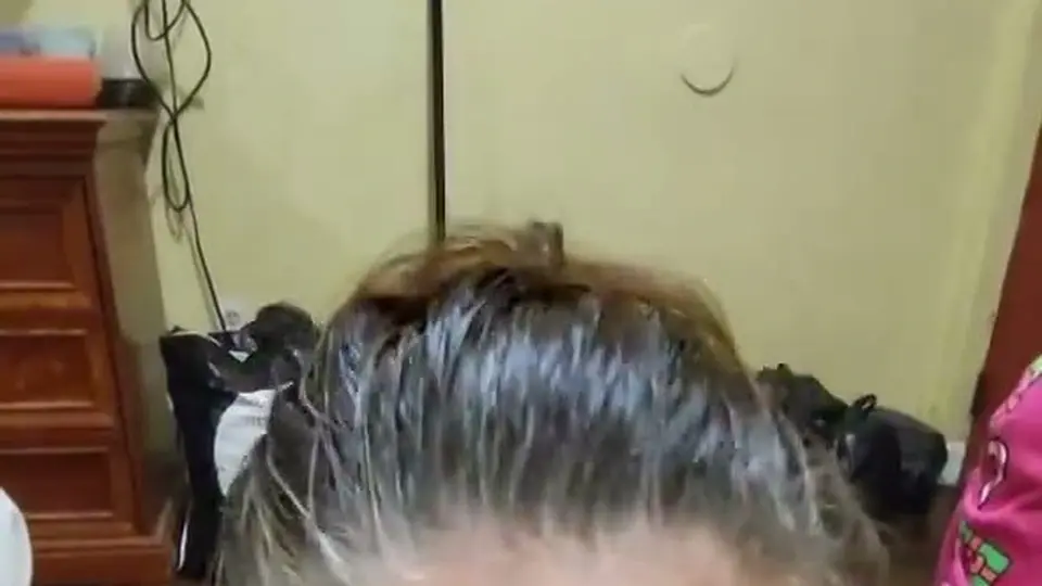 灯光斜照，她站在房间中央，全身裸露，皮肤反着光。镜头从正面推到侧面，她慢慢转身，臀线拉出一道弧线。全程安静，只有呼吸声和布料摩擦感，那种私密展示比动作更勾人。低调存着回味。