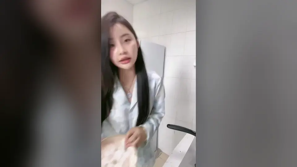 头发被抓着往后带。这次比上次放得开。这种不常有。