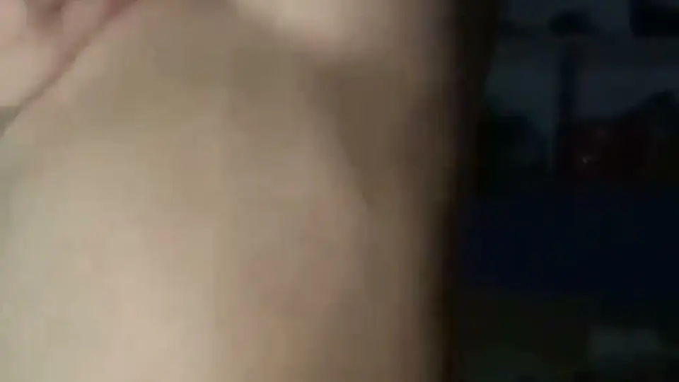 翻到一段，她直接骑上来自己摇，节奏自己带，全程不歇。从浅到深，她越动越狠，高潮脸直接崩。3分51秒，素人质量拉满，值得收藏。