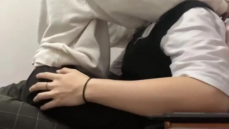 后半段手都举不稳了。表情一个比一个真，不算长但不亏。