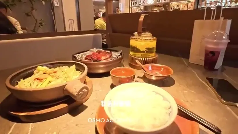 被抱起来那一下叫出声。看得出不是第一次。适合一个人看。