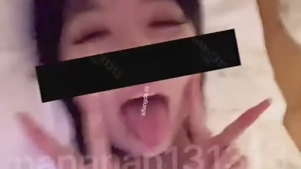 淫叫绵绵叫到床都震。1分19秒，不是剪一半的。