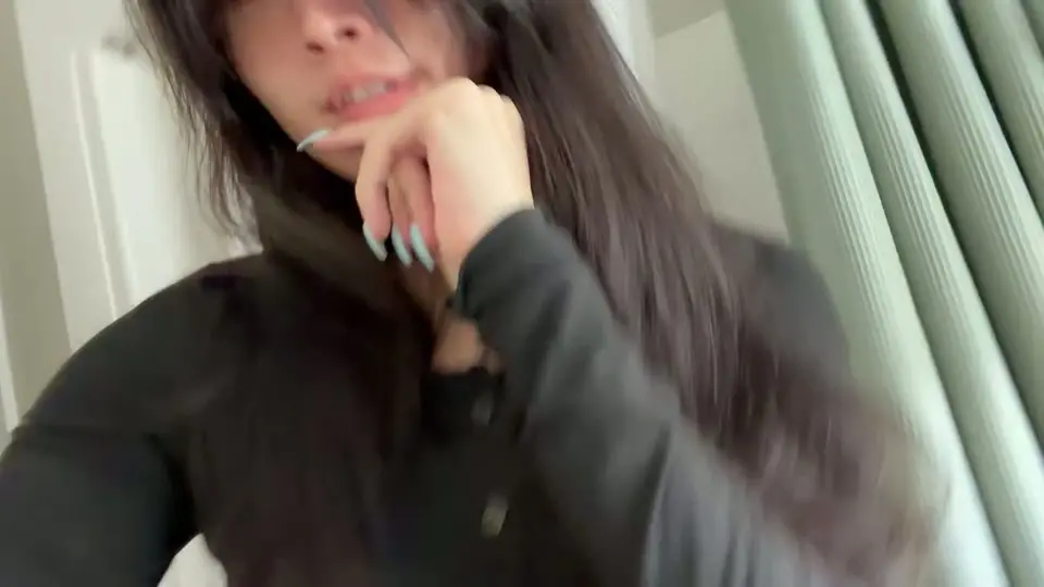 就这一句，她盯着镜头，眼神里带着点挑衅。11秒的片段，够你反复品那个表情。