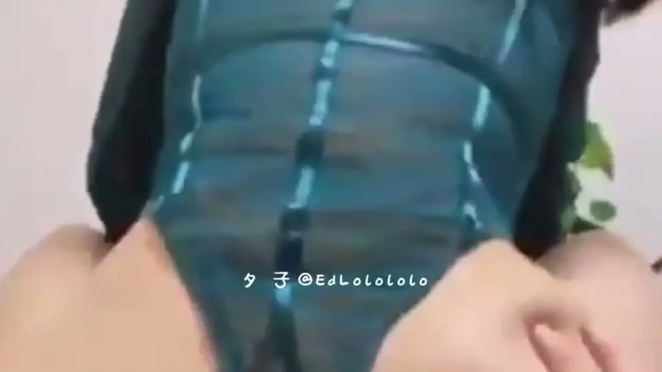 这条质量，人妻一夜未归被长巨屌男逮住，直接无套内射。操进去表情直接崩盘，淫叫绵绵叫到床都震。先浅后深整段不歇，骚穴夹得老二根本出不来。1分28秒的片段，节奏自己带，反正我是存下来了。