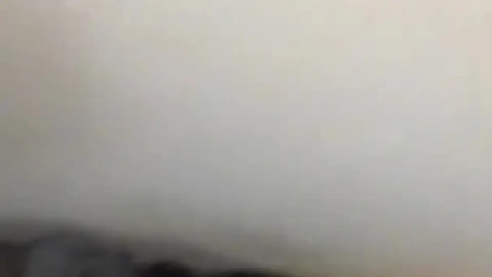 夜里翻到的好东西，女友被操得那叫一个开心，表情管理直接崩盘，淫叫绵绵的，节奏被她自己带着走。37秒的片段，信息量却翻倍，从正面切侧面，后半段比开头狠一个档。这种素质少见，反正我是存下来了。
