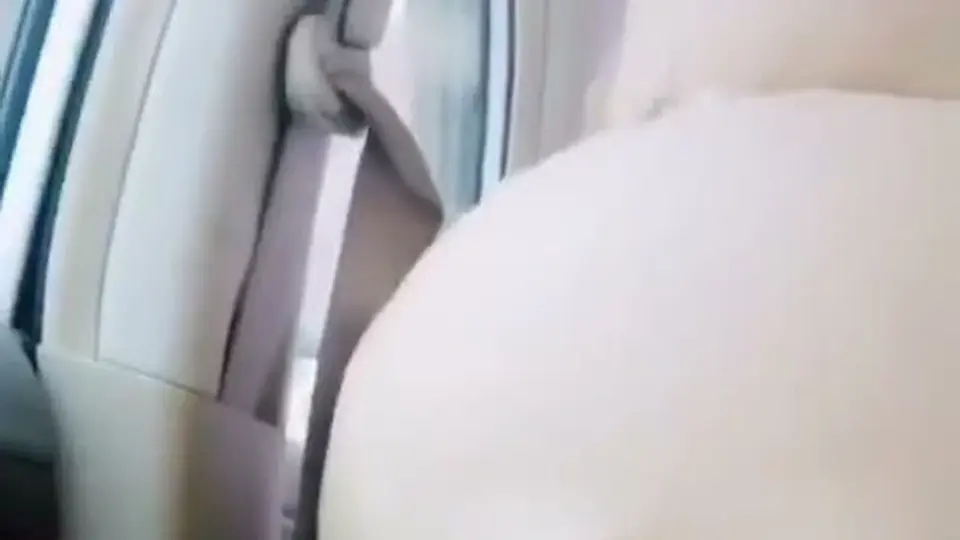 她坐在副驾，小嫩脚被握着往老二上蹭。车窗外路灯闪过，她低头看着，脚趾夹得紧。18秒短片段，足控福利，存了慢慢翻。