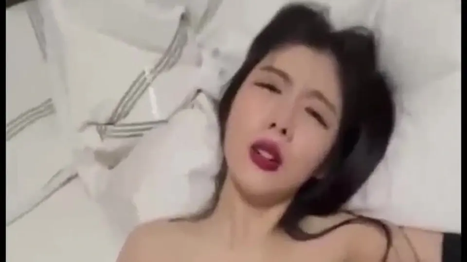 画面里没什么多余的东西。自己跪趴着从后面抠，越往后越放得开。