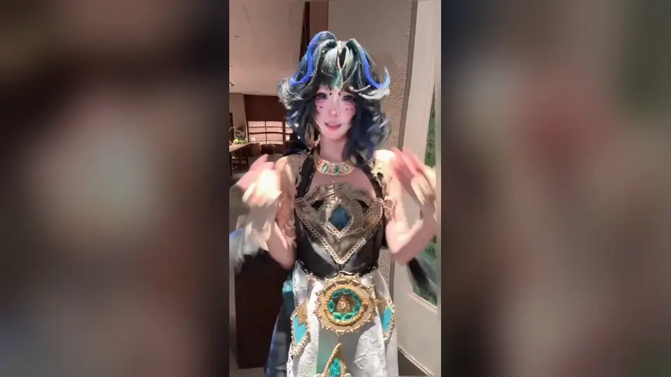 画幅有点窄但看得清，手机立在床头拍全程，这种状态装不出来，没什么可挑的。