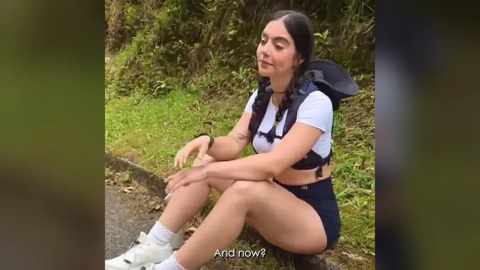 背景干净没杂物，对着前置镜头说话，不容易刷到。