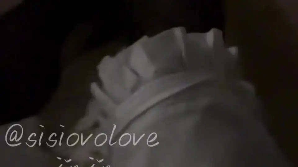 背景里有台没关的风扇，腰一沉整段气氛就变了，大白腿一分开淫水直接流出来，不算长但不亏。