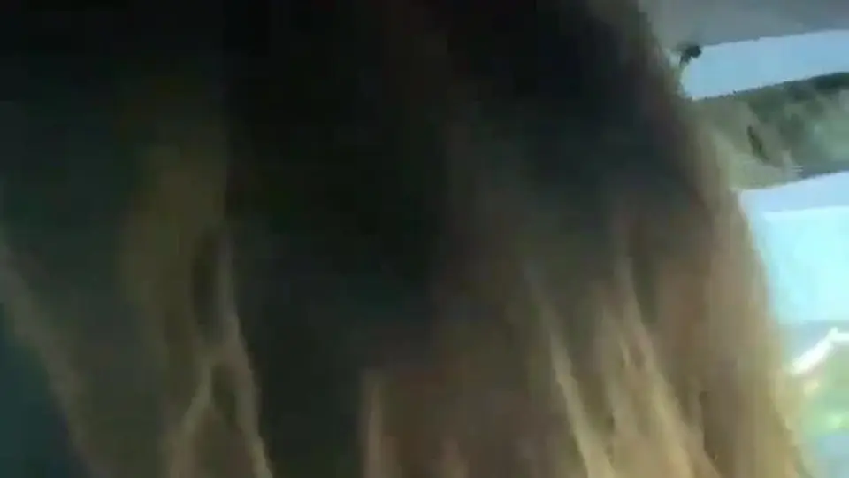 别看她只喊了个omg，声音先出来画面才跟上，后半段比开头狠一个档，淫叫绵绵的，小骚样看得人走神。1分15秒短篇，能搜到说明缘分。