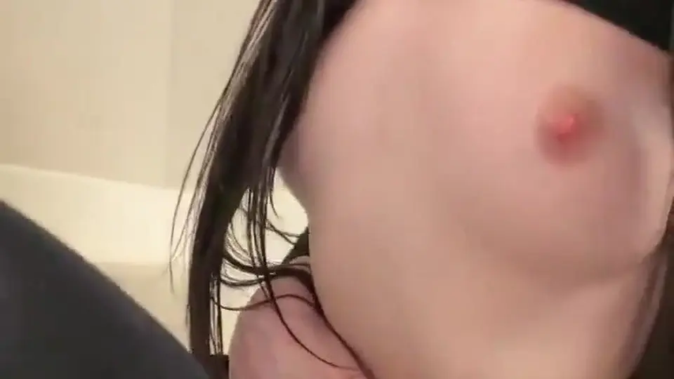 手一直没松开，骚穴夹得老二根本出不来。没什么可挑的。