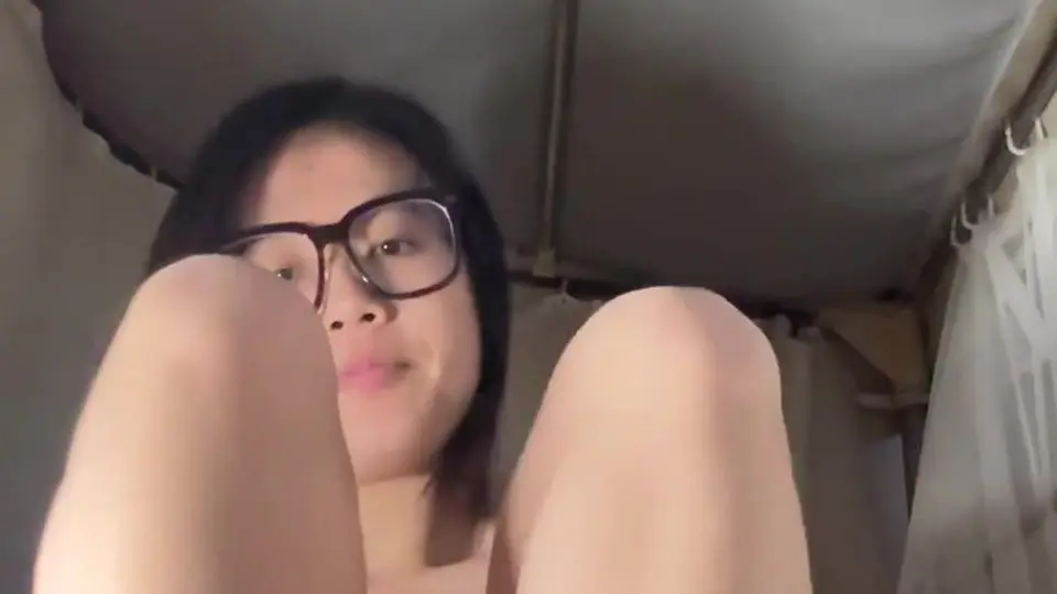 灯光斜照在她身上，全裸站着腰线绷紧，奶子跟着呼吸轻晃。4分21秒单人片段，镜头从正面推到侧面，安静得只听见自己的心跳。这种自然光下的身体曲线，存了慢慢看。