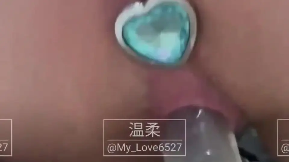 13秒短档，她安静站着，镜头拉近时露出一句“感觉有点太大了”，没多余动作没滤镜，那种自然感比摆拍更透。低调存了慢慢翻。