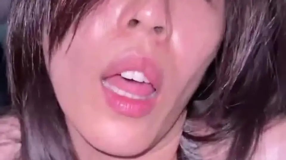 镜头越推越近她越放得开。专注得有点吓人，这条我留了。